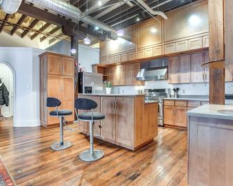 1 Mi to Wittenberg: Eclectic Loft w/ Parking! - Springfield - Keuken