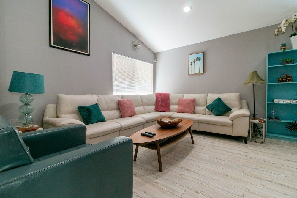 Heated Pool for a fee, 5 Bedroom, Wifi, Near Strip 2 Story Home - Las Vegas - Soggiorno