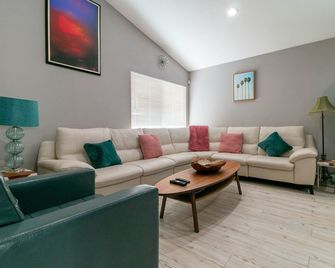 Heated Pool for a fee, 5 Bedroom, Wifi, Near Strip 2 Story Home - Las Vegas - Soggiorno