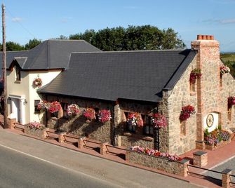 New Overlander Inn - Tenby - Bygning