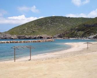 Traditional Old Farmhouse in Evia Island in Greece! - Almiropotamos - Beach