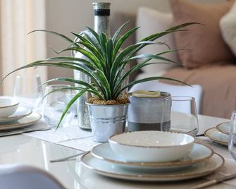 Studio Apartment Near Seven Mile Beach At The Grove - West Bay - Comedor