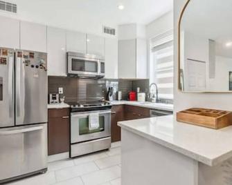 Oceanside oasis + mountain view w/ private rooftop - Vancouver - Cocina