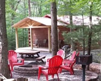 Log Cabin in Wooded Area Near Raystown Lake Boat Access - Huntingdon - Patio