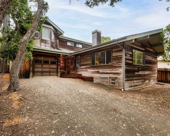 Hollie's Hideaway - Cambria - Building