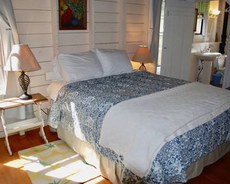 Historic Summer Cottage on Pristine Long Pond With Modern Kitchen - Plymouth - Bedroom