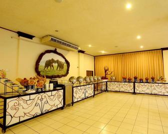 Kandyan Reach Hotel - Kurunegala - Front desk