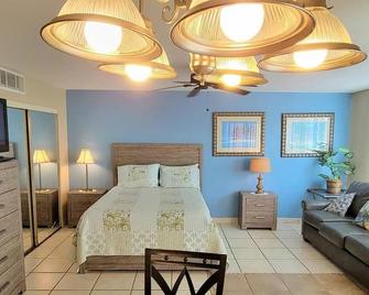 Gulfview I #205 1 Bedroom Home by RedAwning - South Padre Island - Schlafzimmer