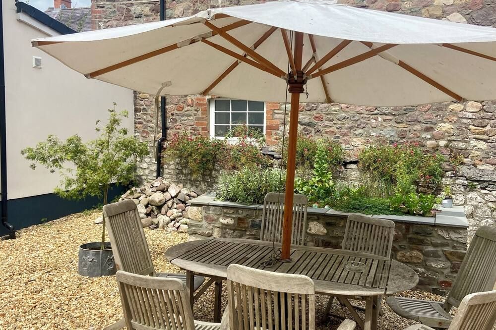 Y Castell - Llangadog - Innenhof