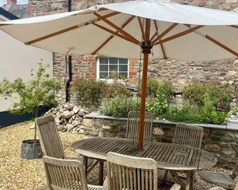 Y Castell - Llangadog - Patio