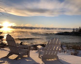 Cove Point Lodge - Beaver Bay - Patio