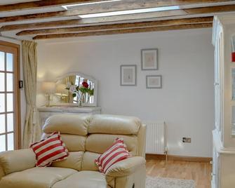 Honeysuckle Cottage - Irvine - Living room