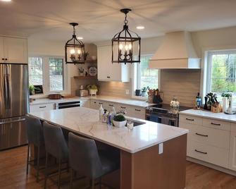 Gorgeous Family Home With Stunning Views - Crowsnest Pass - Kuchyň