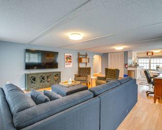 7 Mi to Newark Montclair Vacation Rental - Montclair - Living room