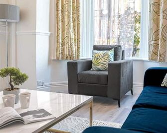 Stylish Luxury Large 4br Kingbed - Barrow-in-Furness - Living room