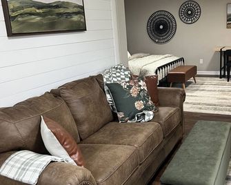 Studio oasis ready for you! …No Cleaning Fee….Near I-81, VT & Radford - 克里斯琴 - 客廳