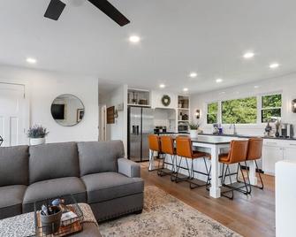 Fontana Fen Getaway |Upscale Lake-Country Vibe |Chef's Kitchen |King Suite |Rec Room |1 Mile to Lake - Fontana-On-Geneva Lake - Living room