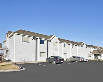 Americas Best Value Inn & Suites Ada - Ada - Edificio