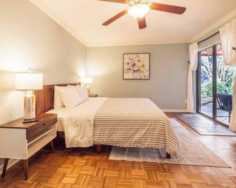 This house is a 3 bedroom(s), 2 bathrooms, located in Stafford, TX. - Stafford