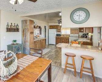 On 17-Acre Lot w/ Barn & Patio: Rural Aztec Home - Aztec - Comedor