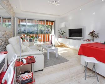 Nice Apartment In Mandelieu-La-Napoule - Mandelieu-La Napoule - Salon