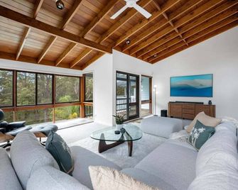 Blenheim Beach Retreat - Vincentia - Living room