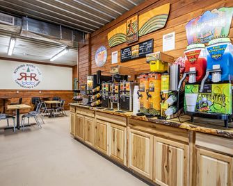 Glamping Getaway Ideal for Adventurous Families in Cassville, Missouri - Cassville - Bar