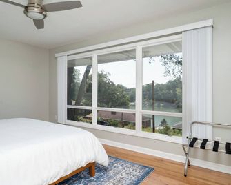 Gorgeous Kingsport Lakehouse With Huge Two-Story Screened In Porch! - Kingsport - Bedroom