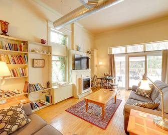 Charming Saugatuck Condo with Private Deck and Grill! - Saugatuck - Living room