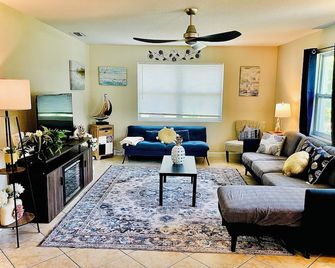 Pool House 3 miles from the Beach - South Daytona - Living room