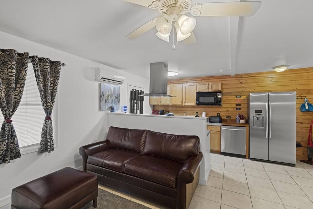 'The Sanctuary' -Custom built Apartment, 1 BR, Covered Deck, Country Setting. - Enterprise - Kuchyň