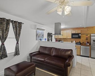 'The Sanctuary' -Custom built Apartment, 1 BR, Covered Deck, Country Setting. - Enterprise - Kuchyň