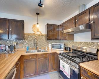 3 Mi to Alaska Zoo Family Home in Anchorage! - Anchorage - Cocina