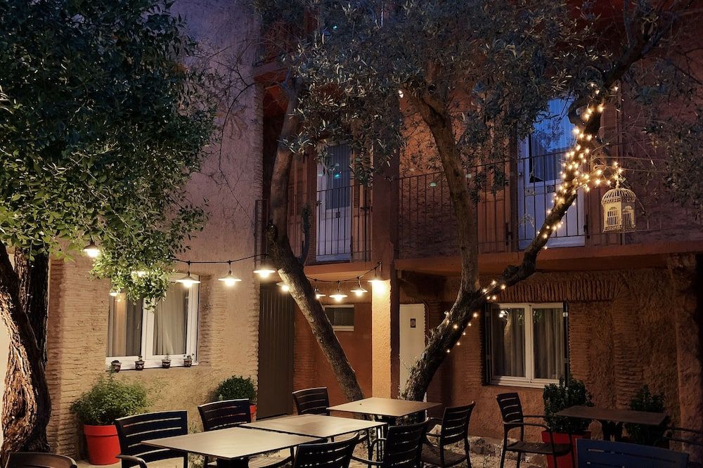 لو ماجنان - أفينيون - شرفة مرصوفة