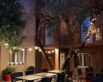 Hôtel Le Magnan - Aviñón - Patio