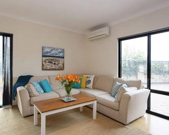 Sunset Views - 3 Bedroom Townhouse - Spearwood - Living room