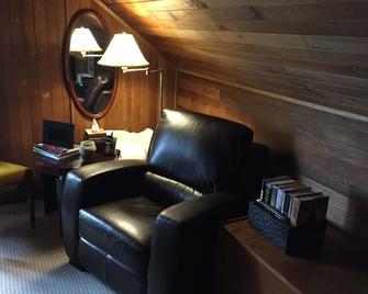 Charming Upstairs Suite In Historic Grandview Woodland - Vancouver - Sala de estar