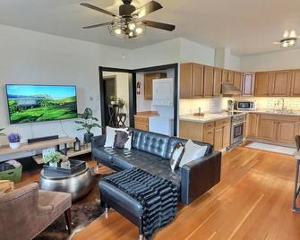 Fully-furnished Modern Apartment / Executive Suite in Heart of Town - Big Timber