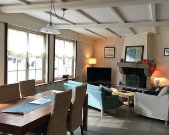 Charming house, center, 300 m beach, near train station - Granville - Huiskamer