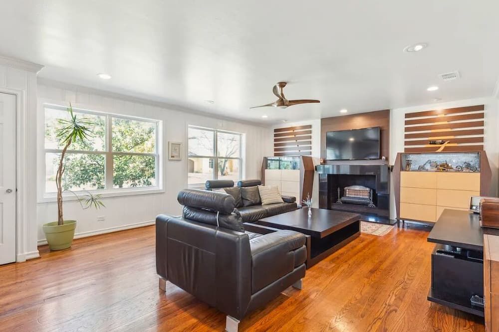Charming 3-bedroom house in fabulous Dallas with WiFi, AC - דאלאס - סלון