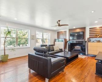 Charming 3-bedroom house in fabulous Dallas with WiFi, AC - Dallas - Living room