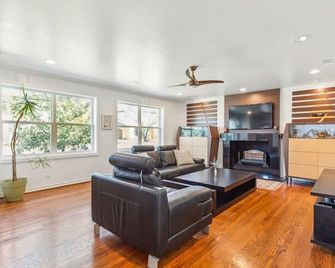 Charming 3-bedroom house in fabulous Dallas with WiFi, AC - דאלאס - סלון