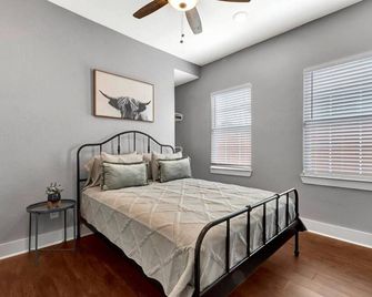 Vibrant Vacation Escape With Fast Wifi And King Bed Close To Downtown Houston! - Houston - Quarto