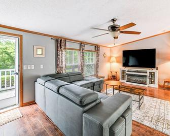 Kuttawa Vacation Rental with Smart TV, Near Marinas! - Kuttawa - Wohnzimmer