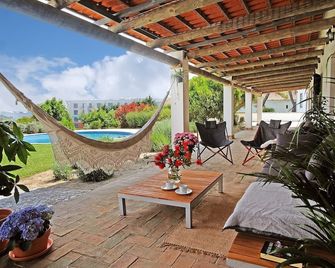 Close to SESIMBRA, tranquility, swimming pool, terrace, gardens, 10 min from the beach - Santana - Patio