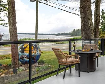 Beachfront 2 bed | Arcade, A+ Views, Lux King bed - Oyster River - Balcony