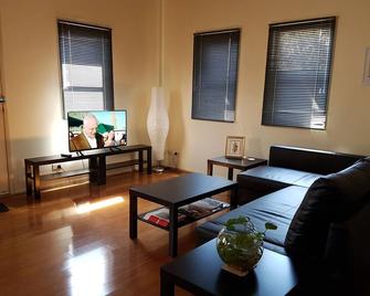 2br Fashionable Townhouse Flemington / Showgrounds / Melbourne - Essendon West - Living room