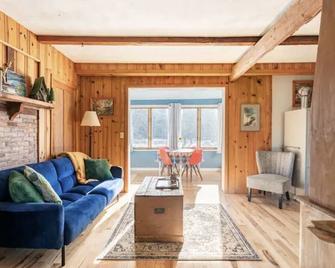 Apartment in historic farmhouse - Milton - Living room