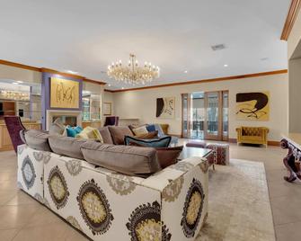 The Jack Estate: Stunning 11 Bedroom, 8 Bathroom - Thousand Palms - Living room