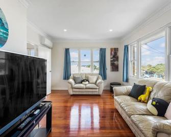The Brickstone Home with Deck and Parking - Auckland - Living room